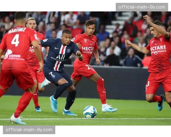 巴黎圣日耳曼提前三轮卫冕法甲冠军，姆巴佩帽子戏法锁定胜局